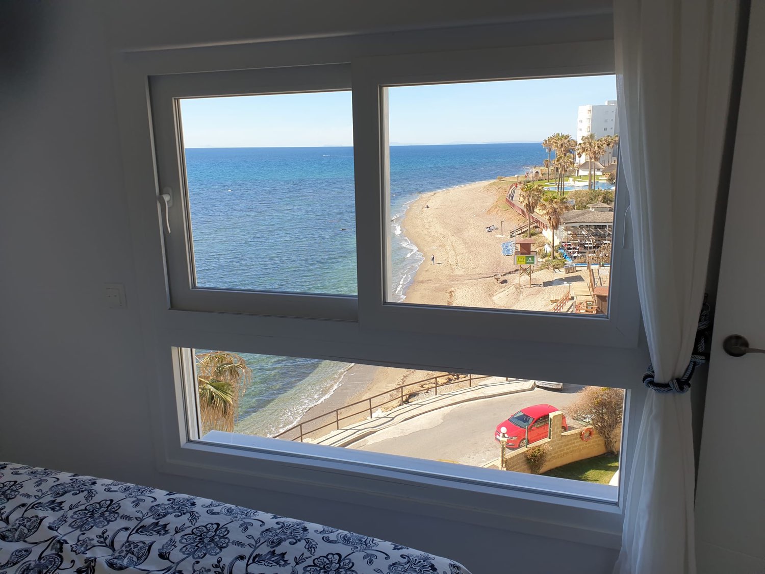 Zur Miete vom 09.01.2026 bis 30.06.20267 prächtige Wohnung an der ersten Strandlinie in Calahonda (Mijas).