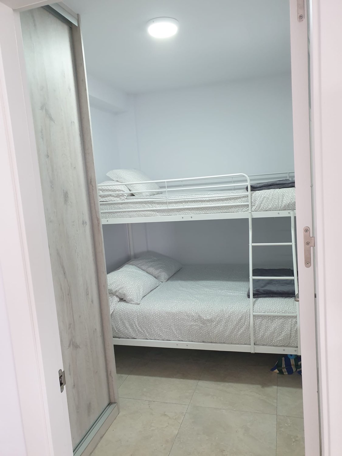 Zur Miete vom 09.01.2026 bis 30.06.20267 prächtige Wohnung an der ersten Strandlinie in Calahonda (Mijas).