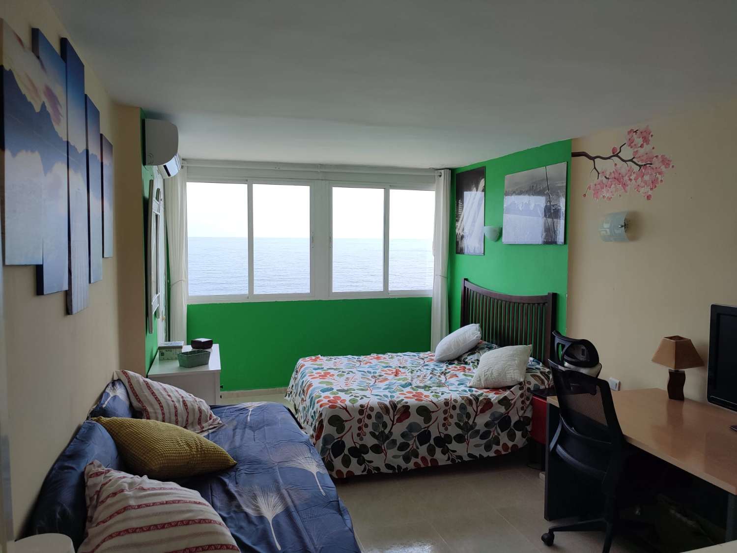 Vuokrattavissa 01.10.2026 - 31.05.2027 1st line beach -asunto Benalmadenassa.