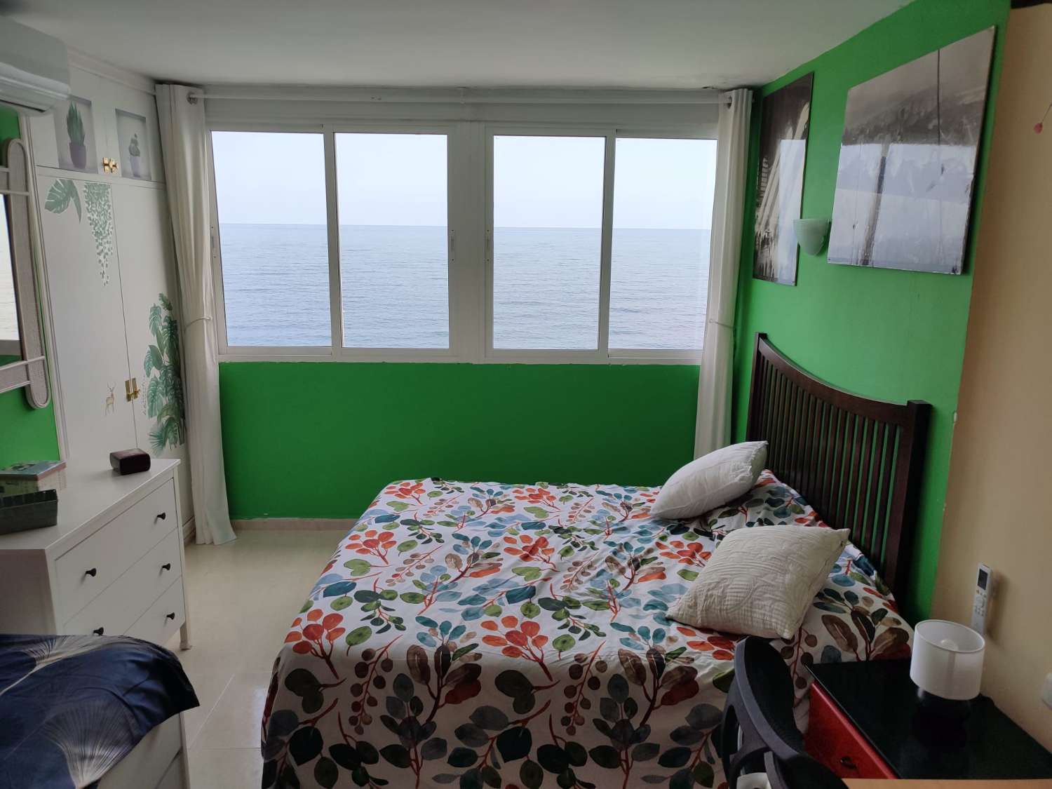 Vuokrattavissa 01.10.2026 - 31.05.2027 1st line beach -asunto Benalmadenassa.