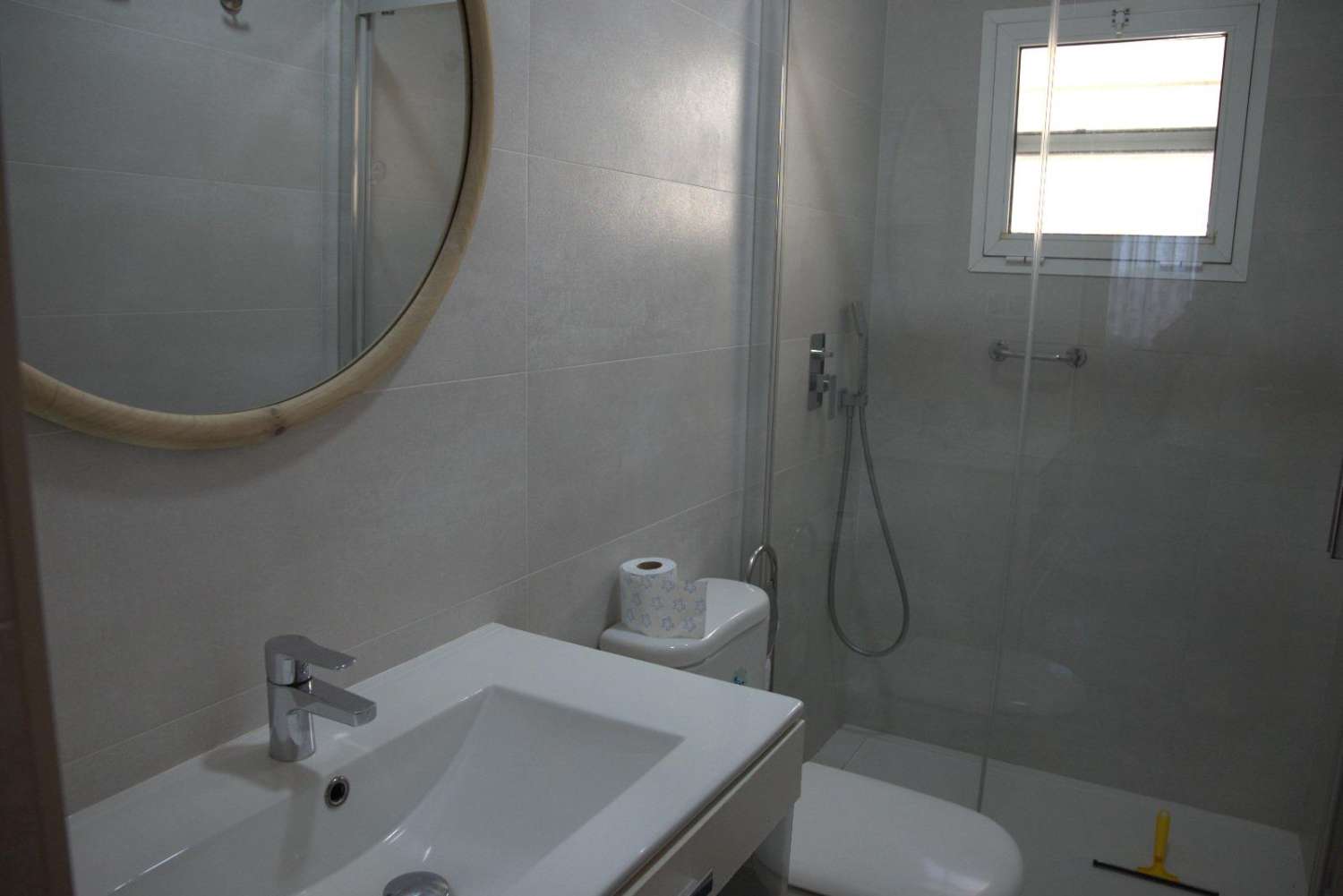 Te huur van 01/09/2026 tot 30/06/2027, mooi appartement aan de eerste lijn van het strand in Fuengirola.