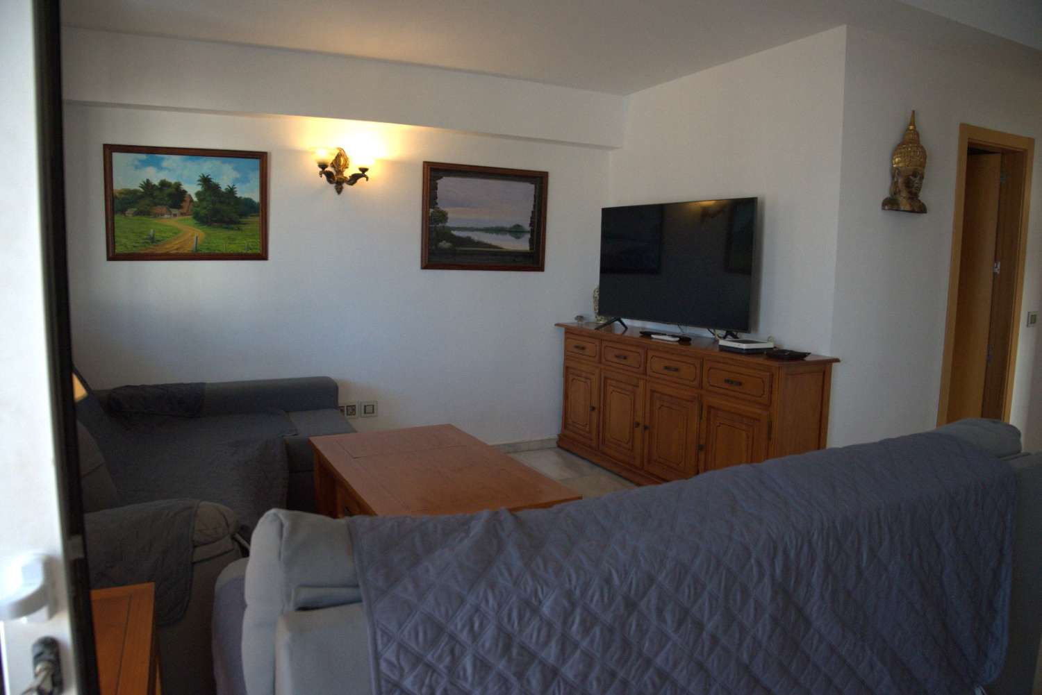 Te huur van 01/09/2026 tot 30/06/2027, mooi appartement aan de eerste lijn van het strand in Fuengirola.