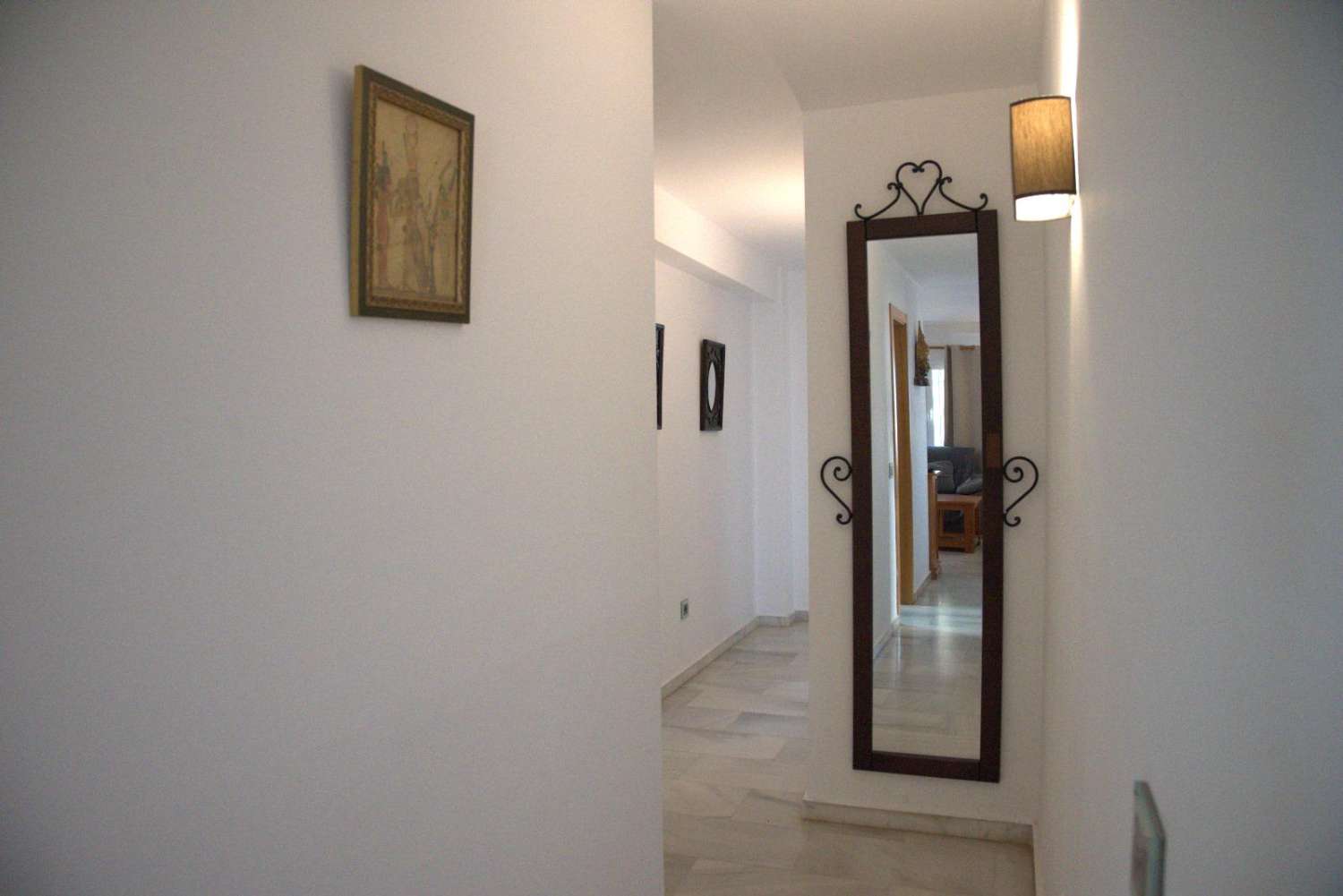 Te huur van 01/09/2026 tot 30/06/2027, mooi appartement aan de eerste lijn van het strand in Fuengirola.