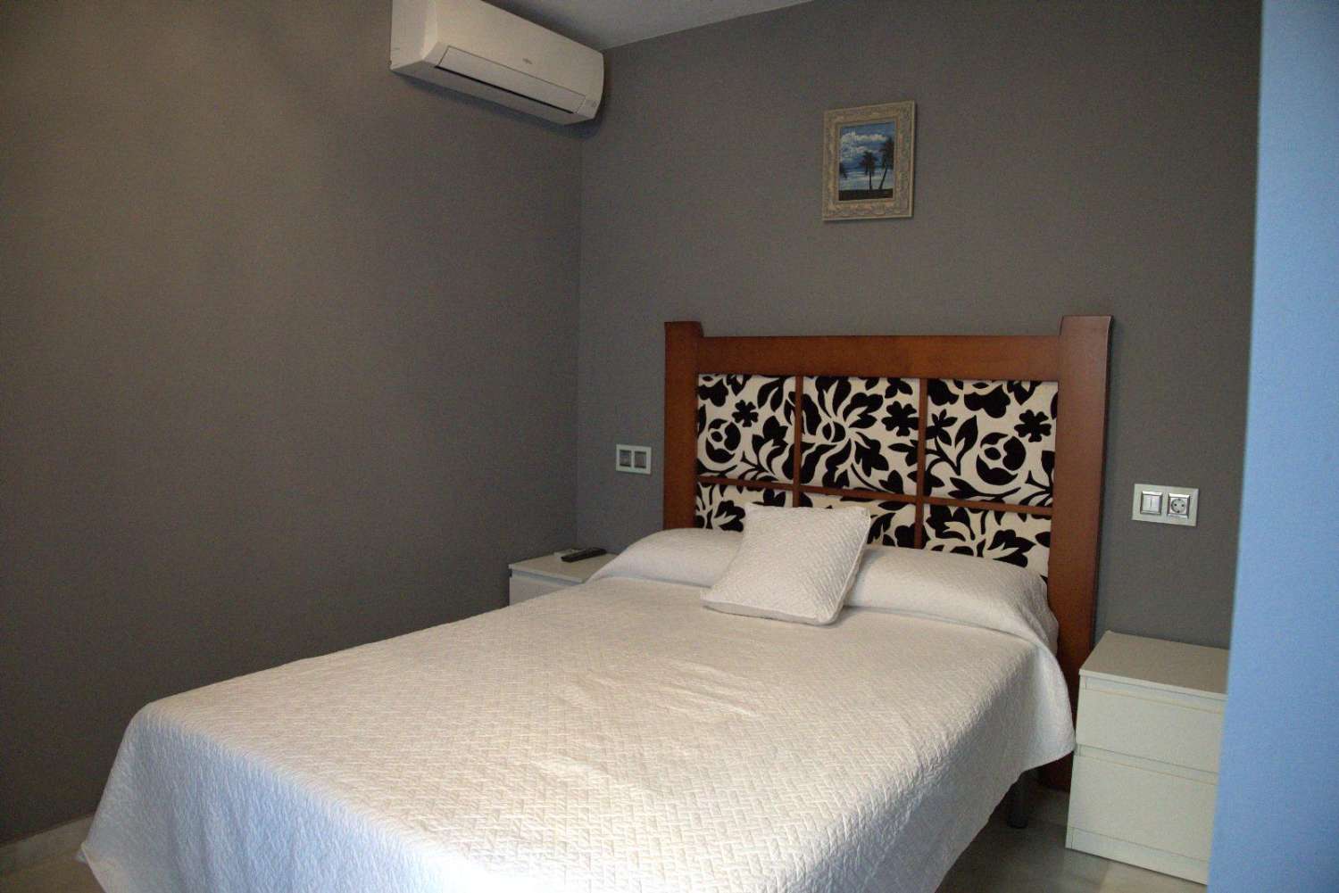 Te huur van 01/09/2026 tot 30/06/2027, mooi appartement aan de eerste lijn van het strand in Fuengirola.