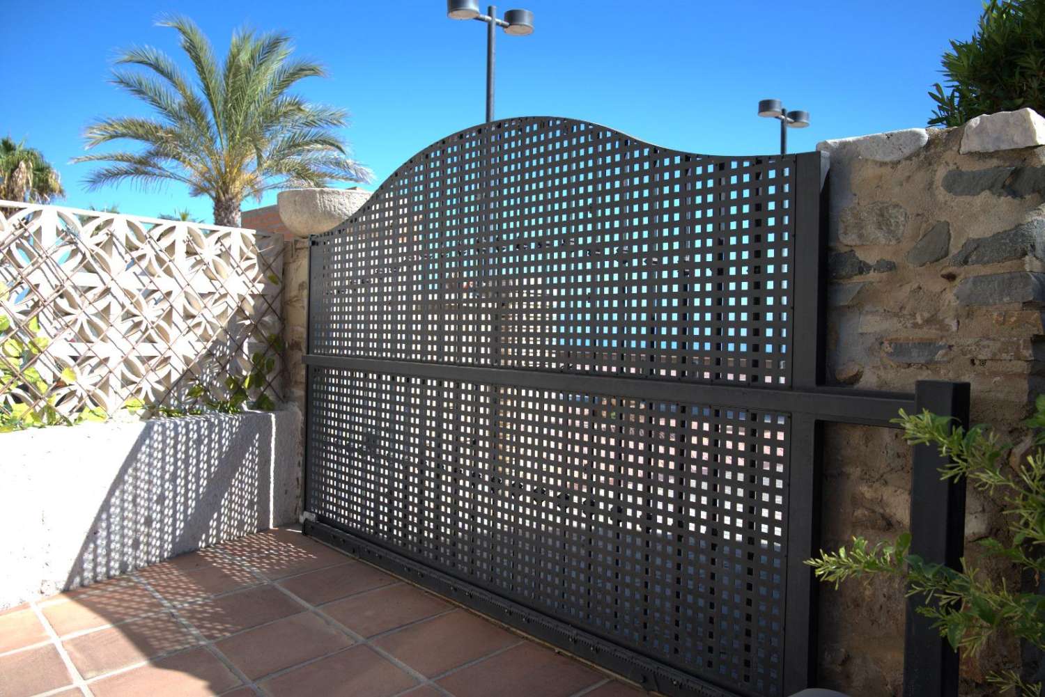 Te huur van 01/09/2026 tot 30/06/2027, mooi appartement aan de eerste lijn van het strand in Fuengirola.