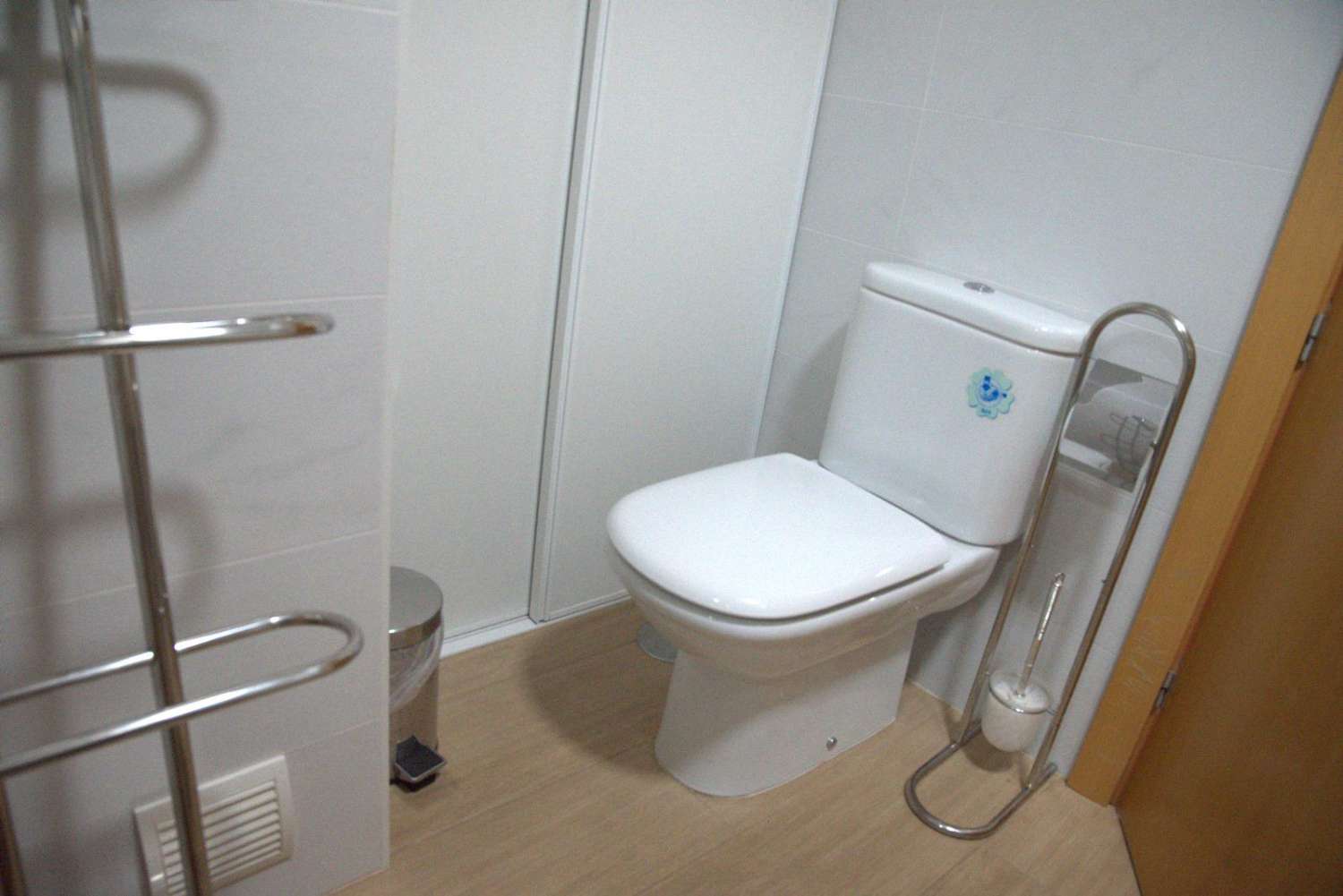 Te huur van 01/09/2026 tot 30/06/2027, mooi appartement aan de eerste lijn van het strand in Fuengirola.