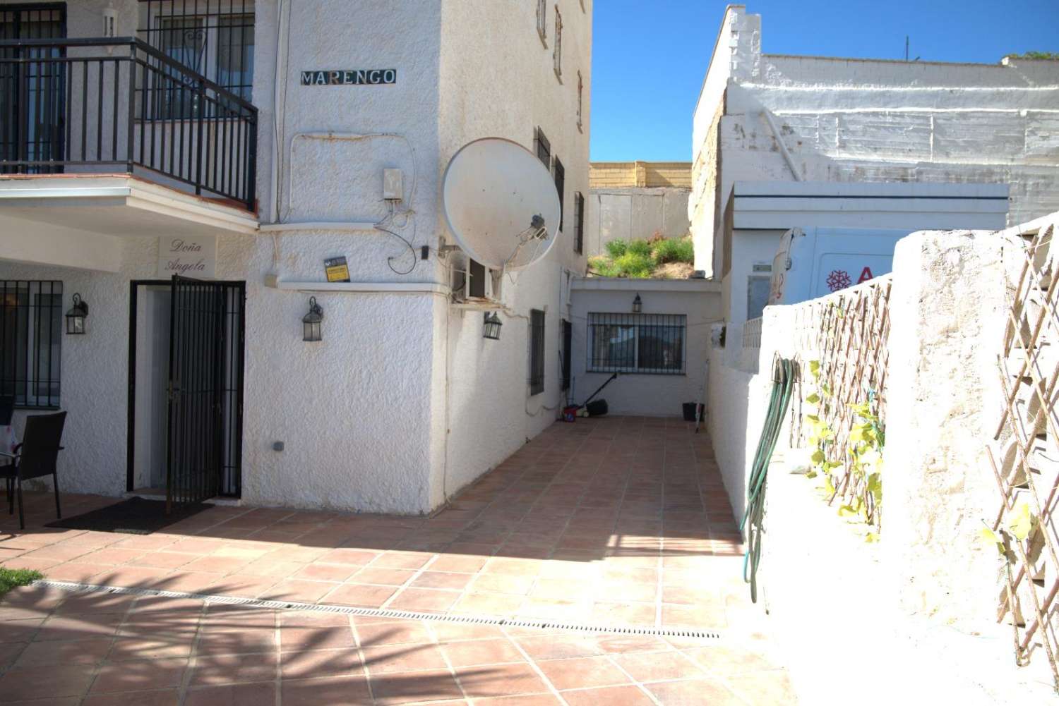 Te huur van 01/09/2026 tot 30/06/2027, mooi appartement aan de eerste lijn van het strand in Fuengirola.