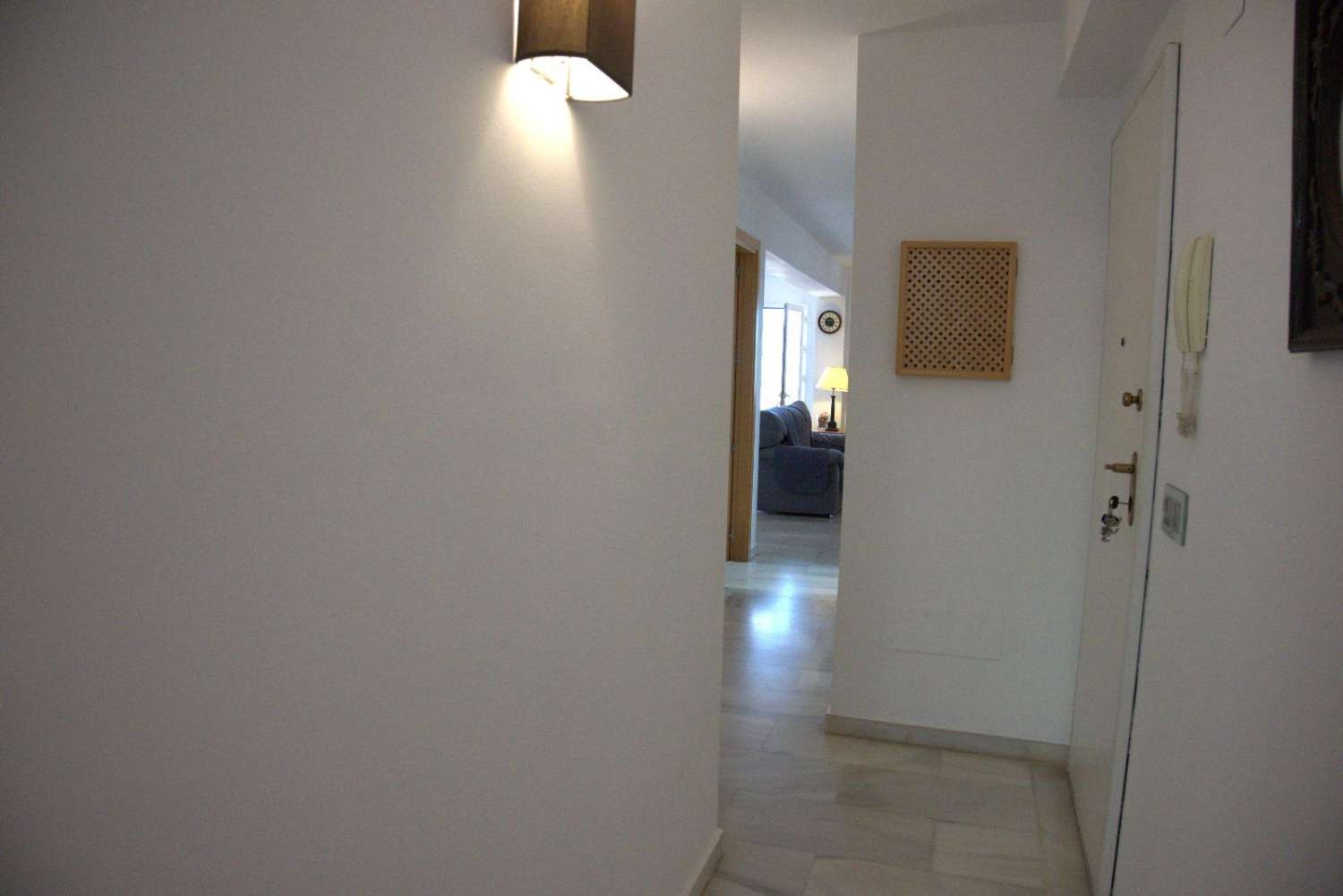 Te huur van 01/09/2026 tot 30/06/2027, mooi appartement aan de eerste lijn van het strand in Fuengirola.