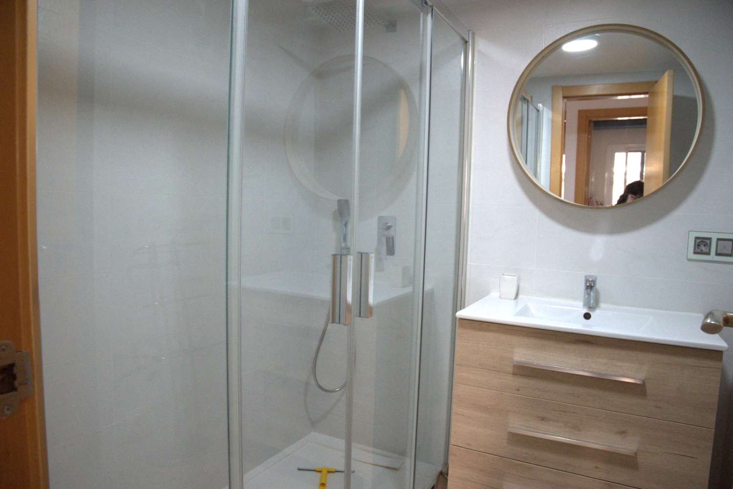 Te huur van 01/09/2026 tot 30/06/2027, mooi appartement aan de eerste lijn van het strand in Fuengirola.