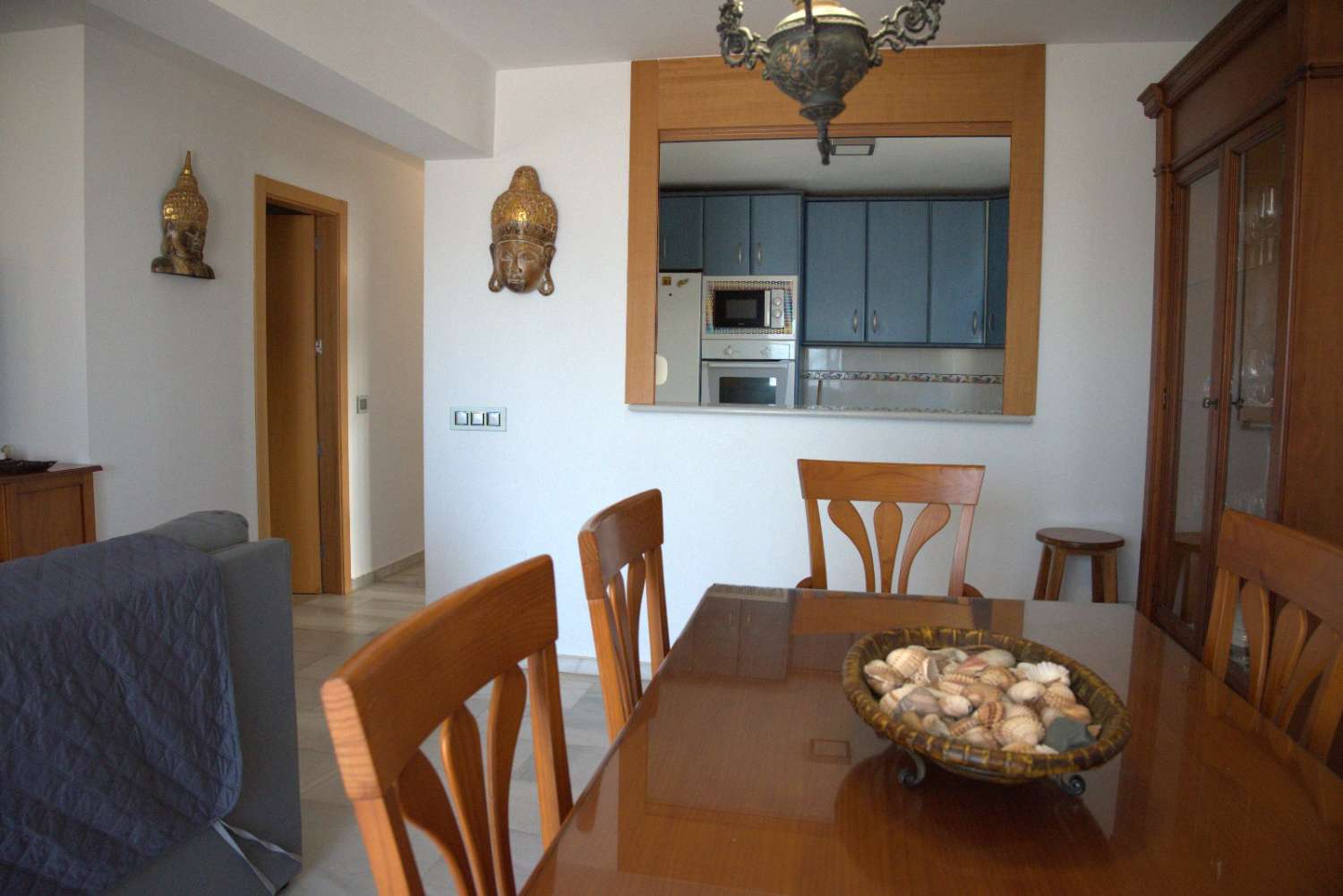 Te huur van 01/09/2026 tot 30/06/2027, mooi appartement aan de eerste lijn van het strand in Fuengirola.