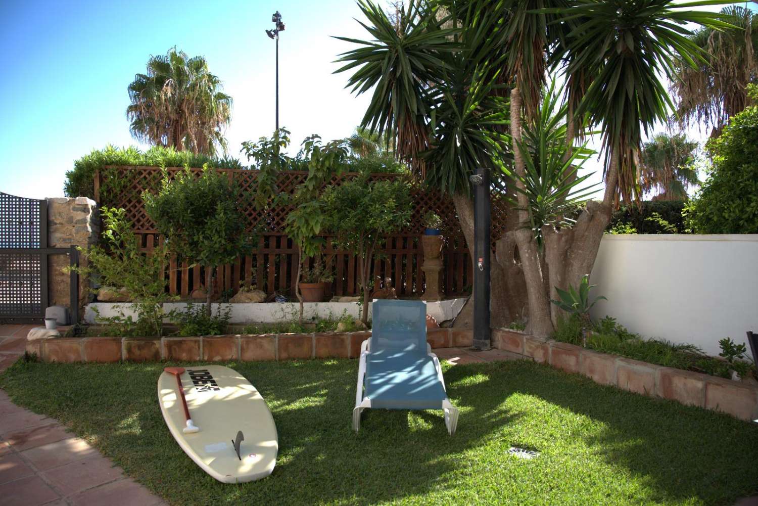 Te huur van 01/09/2026 tot 30/06/2027, mooi appartement aan de eerste lijn van het strand in Fuengirola.