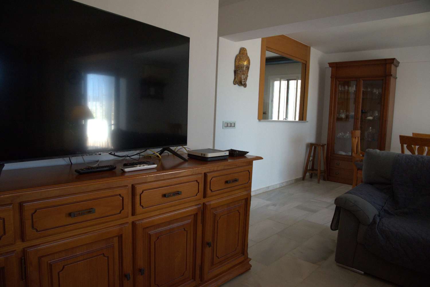 Te huur van 01/09/2026 tot 30/06/2027, mooi appartement aan de eerste lijn van het strand in Fuengirola.