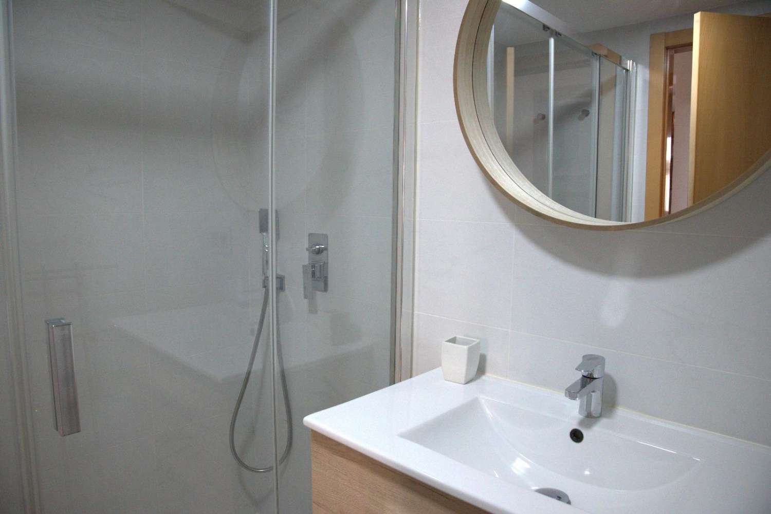 Te huur van 01/09/2026 tot 30/06/2027, mooi appartement aan de eerste lijn van het strand in Fuengirola.