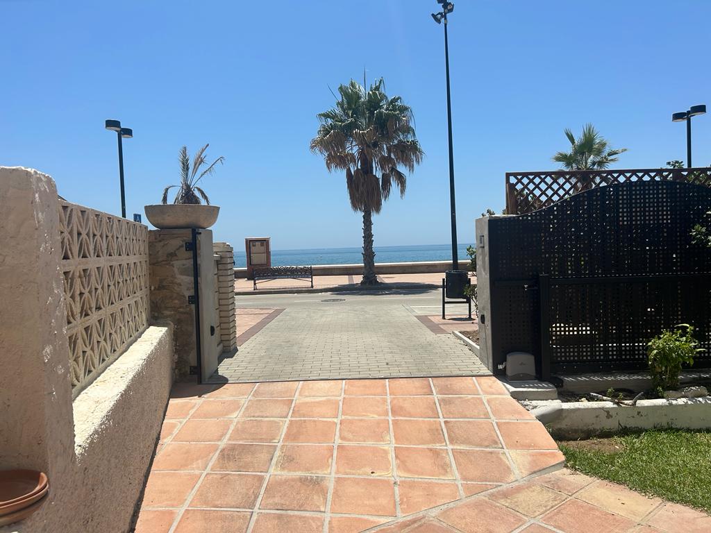 For rent Mid Season from 1/09/2024- 30/06/2025, beautiful apartment on 1st line of beach in Fuengirola .