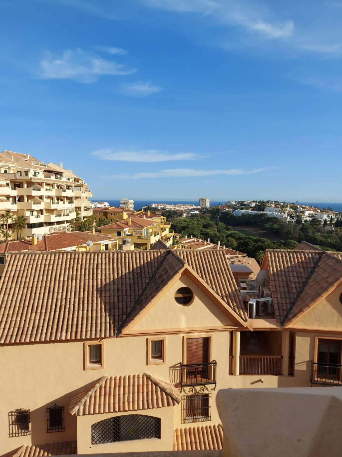 Affitto di media stagione dal 1/9/2024 al 30/6/2025 e dal 1-31/7/2024 e dal 1/8/-14/8/2024 bellissimo appartamento con vista sul mare a Benalmadena.