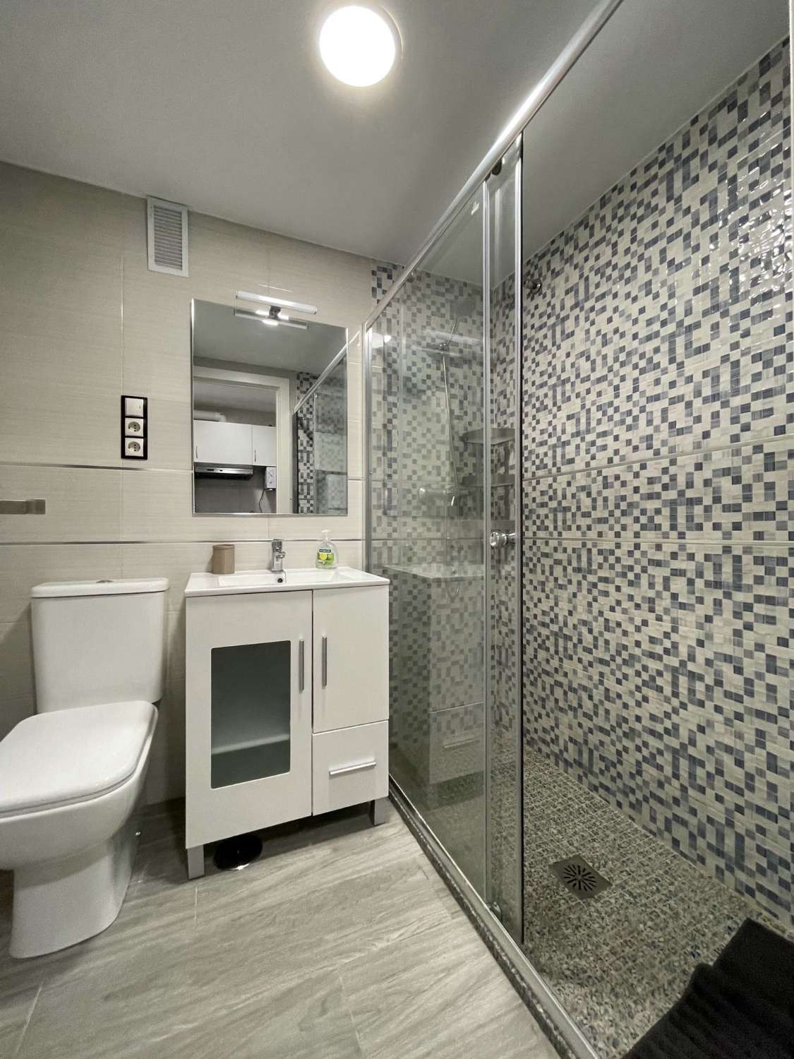 Uthyrd HALVSÄSONG från 1/3/25 - 31/5/25 Trevlig studio med havsutsikt i Benalmadena.