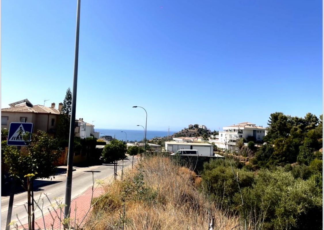 2 plots with side sea views for sale in a very well located urbanization in Benalmadena Costa