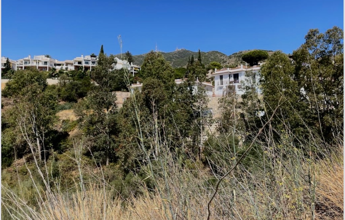 Se venden 2 parcelas con vistas laterales al mar en urbanizacion muy bien situada  en Benalmadena Costa