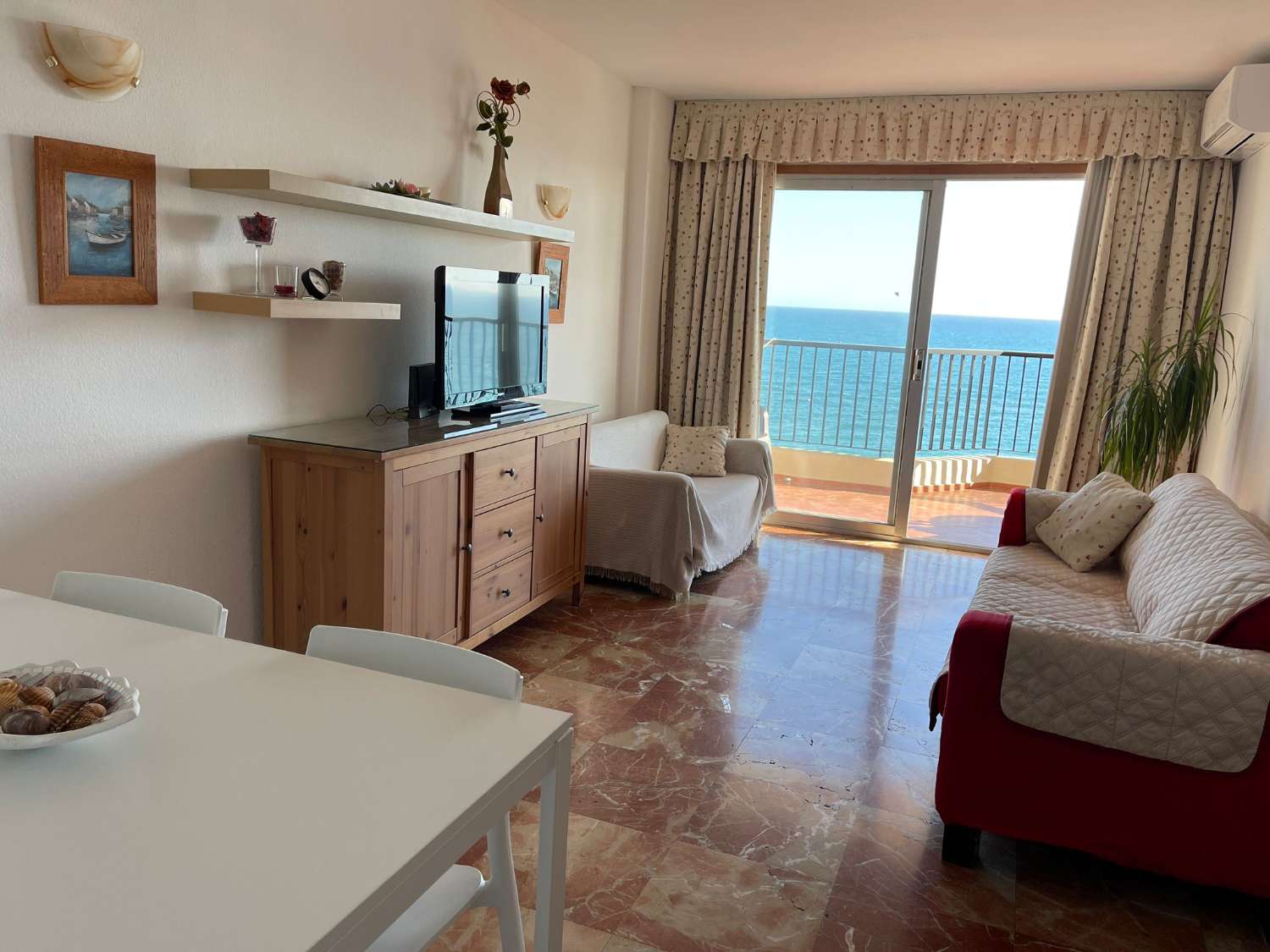 For rent from 01/09/2025 - 30/06/2026 Magnificent apartment on the 1st line of the beach in Fuengirola