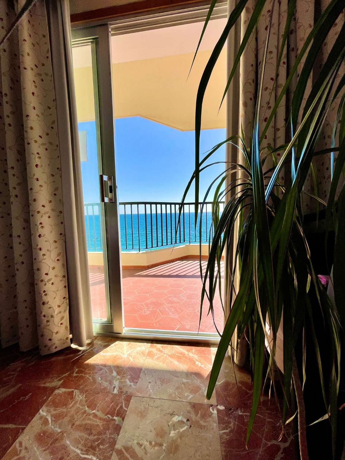 For rent from 01/09/2025 - 30/06/2026 Magnificent apartment on the 1st line of the beach in Fuengirola