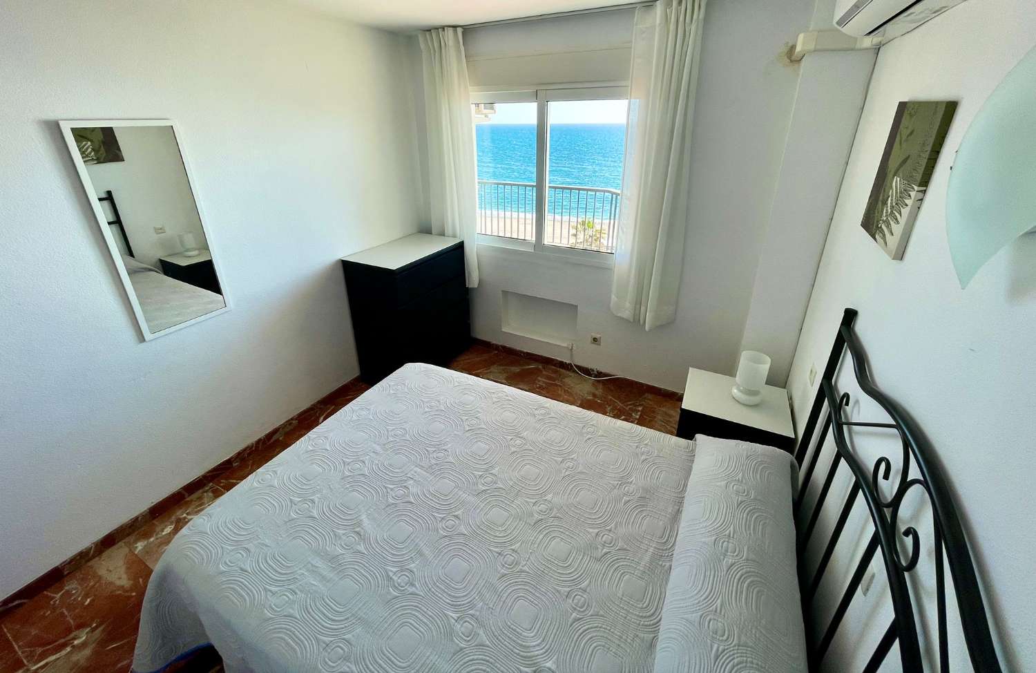 For rent from 01/09/2025 - 30/06/2026 Magnificent apartment on the 1st line of the beach in Fuengirola