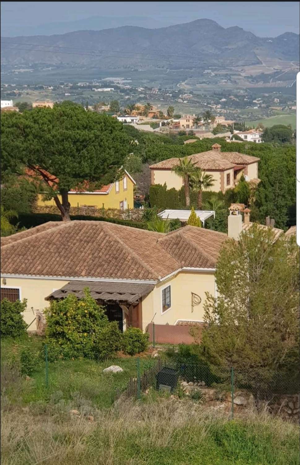 Till salu vacker tomt med vidsträckt utsikt över bergen i Pinos de Alhaurín de la Torre Málaga