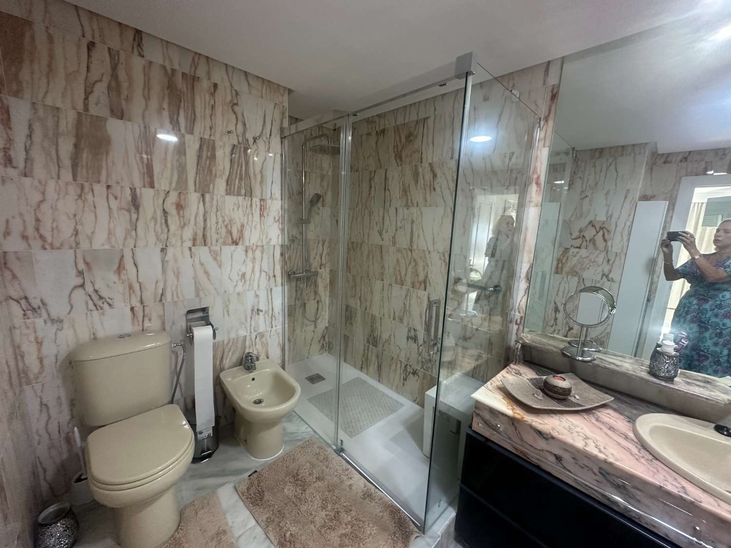 PUOLI KAUTTA.  VUOKRATTAVANA 01.09.26-30.6.267 Mukava huoneisto merinäköalalla 1. LINJAN RANNALLA BENALMADENASSA