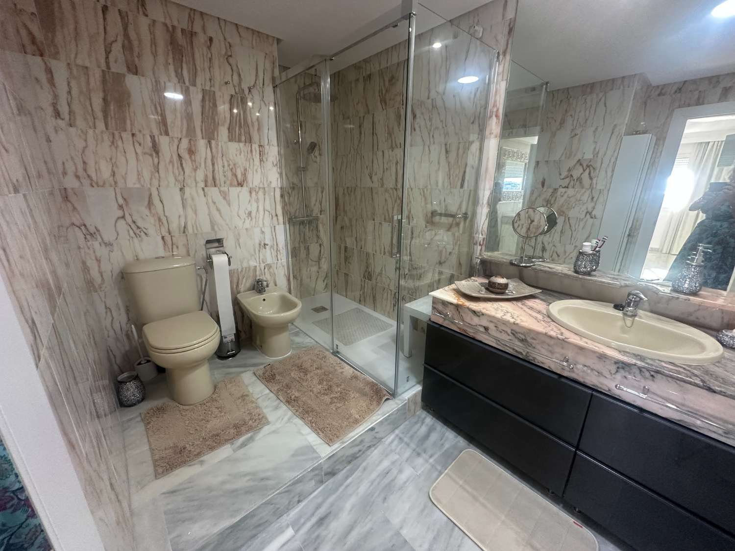 PUOLI KAUTTA.  VUOKRATTAVANA 01.09.26-30.6.267 Mukava huoneisto merinäköalalla 1. LINJAN RANNALLA BENALMADENASSA