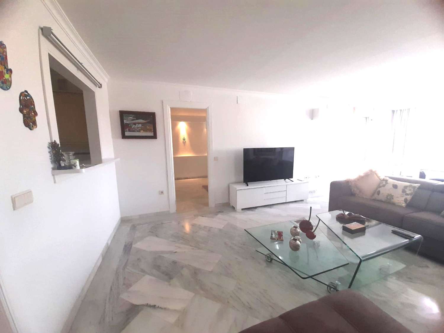DEMI-SAISON.  A LOUER du 01.09.25-30.6.26 Bel appartement avec vue sur la mer SUR LA PLAGE DE LA 1ÈRE LIGNE À BENALMADENA