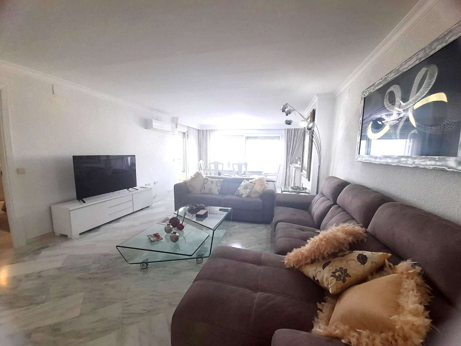 DEMI-SAISON.  A LOUER du 01.09.25-30.6.26 Bel appartement avec vue sur la mer SUR LA PLAGE DE LA 1ÈRE LIGNE À BENALMADENA