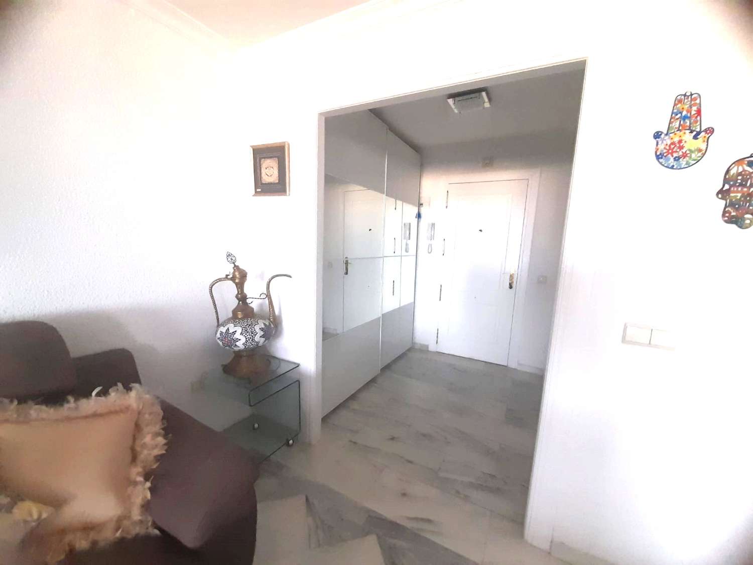DEMI-SAISON.  A LOUER du 01.09.25-30.6.26 Bel appartement avec vue sur la mer SUR LA PLAGE DE LA 1ÈRE LIGNE À BENALMADENA
