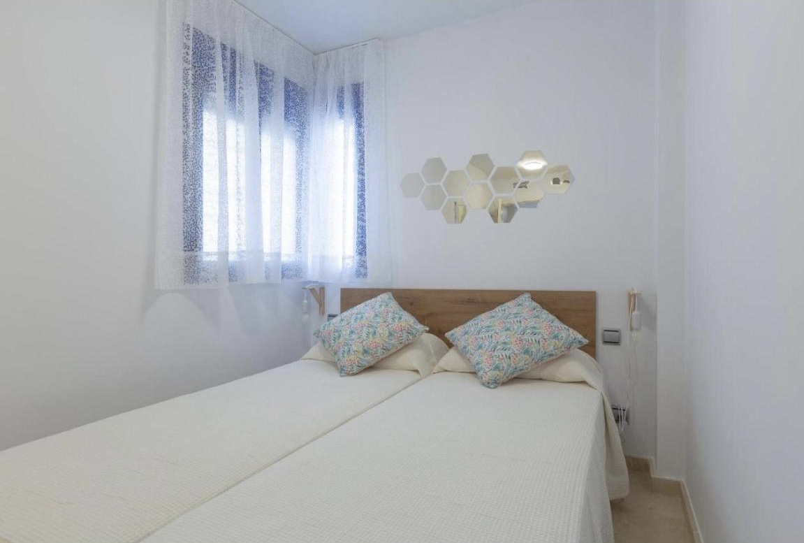 MEDIA TEMPORADA Se alquila del 1/9/2026 -  30/6/2027  bonito Duplex  apartamento en Benalmadena Costa a 200 metros de la playa