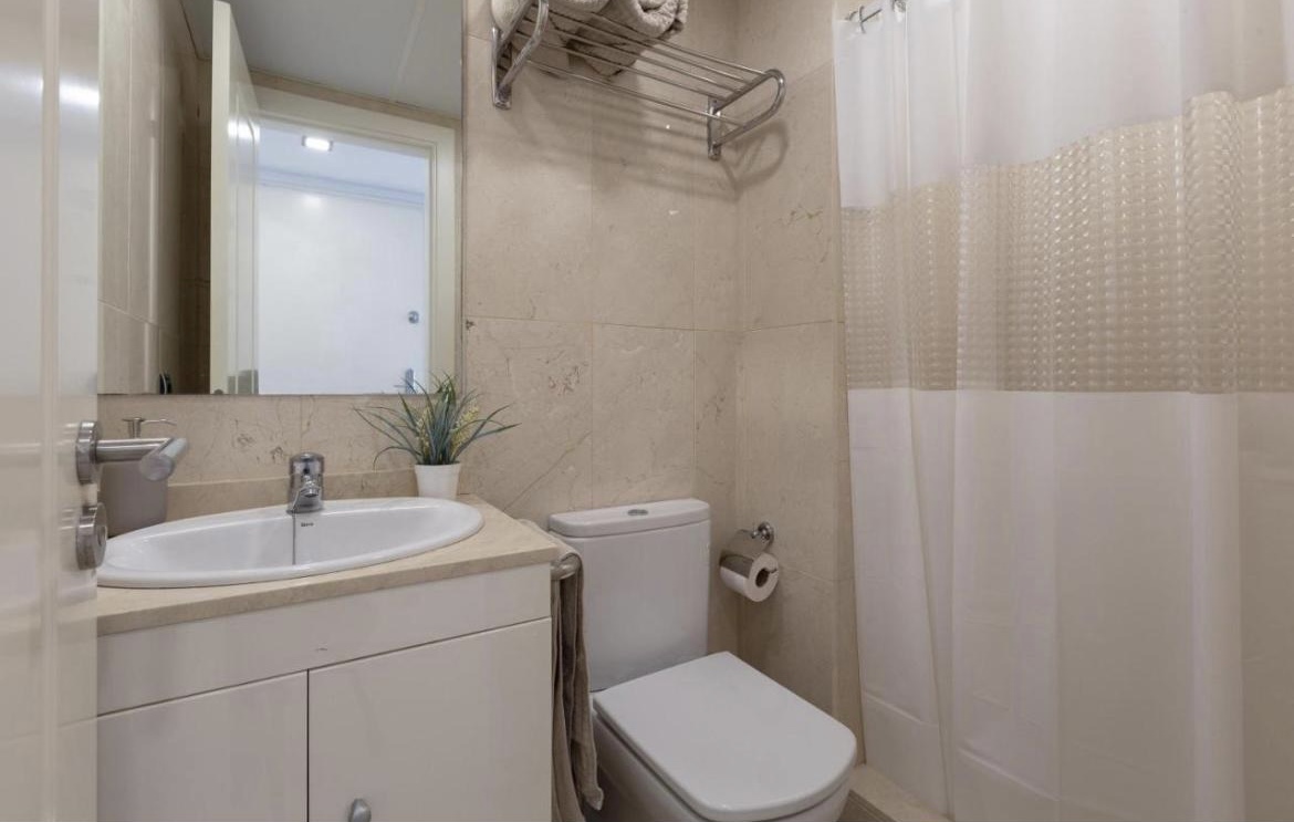 MEDIA TEMPORADA Se alquila del 1/9/2026 -  30/6/2027  bonito Duplex  apartamento en Benalmadena Costa a 200 metros de la playa