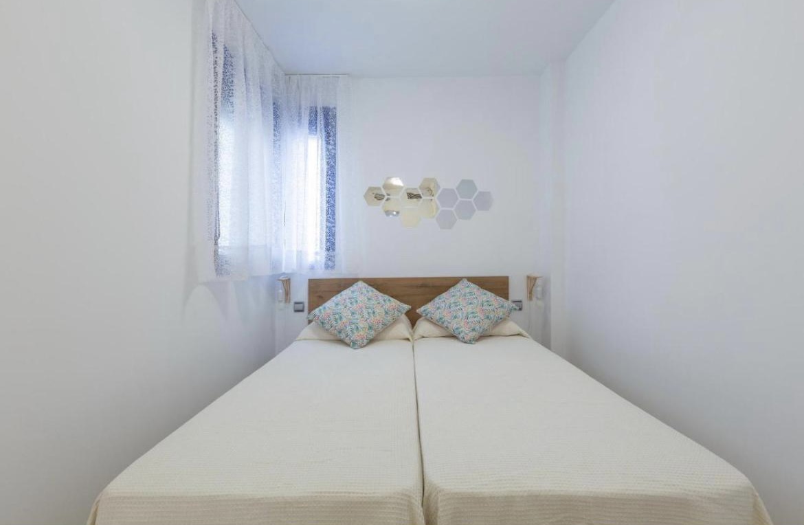 MEDIA TEMPORADA Se alquila del 1/9/2026 -  30/6/2027  bonito Duplex  apartamento en Benalmadena Costa a 200 metros de la playa