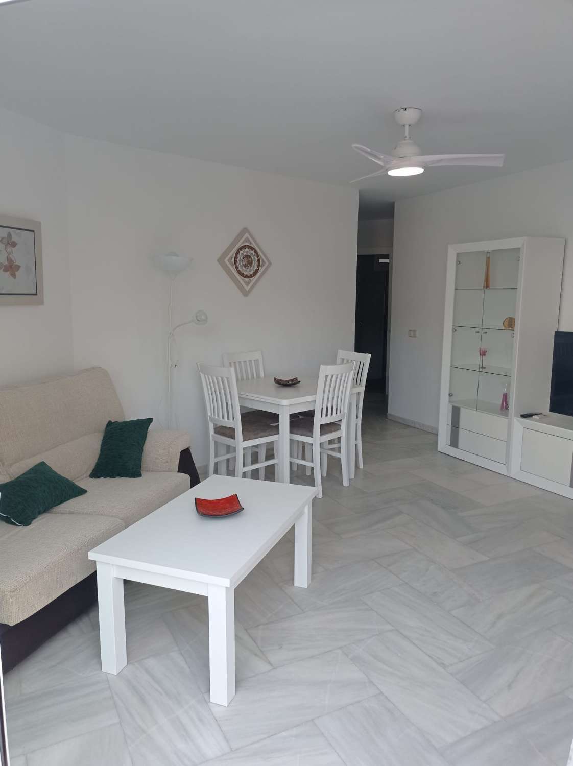 HALV SÄSONG. UTHYRES FRÅN NU TILL 27/2/25 OCH FRÅN 15.10.25-31.5.26 TREVLIG LÄGENHET I PUERTO MARINA (BENALMADENA)