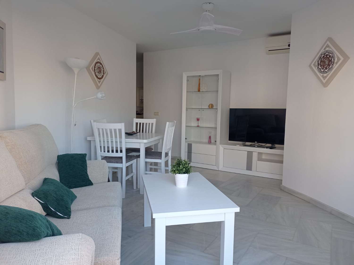 HALV SÄSONG. UTHYRES FRÅN NU TILL 27/2/25 OCH FRÅN 15.10.25-31.5.26 TREVLIG LÄGENHET I PUERTO MARINA (BENALMADENA)
