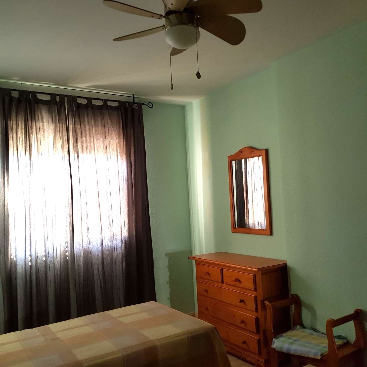 DEMI-SAISON. BEL APPARTEMENT AU REZ-DE-CHAUSSÉE À LOUER DU 01/09/25- 30/06/26 À BENALMADENA COSTA