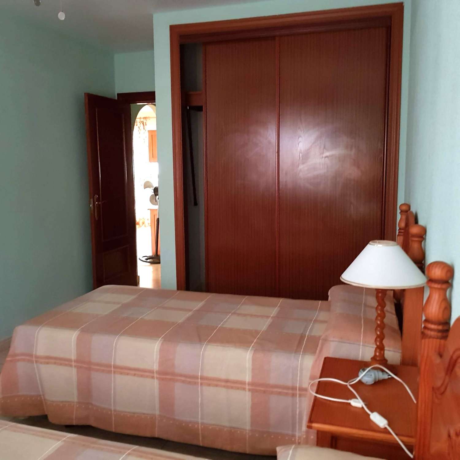 DEMI-SAISON. BEL APPARTEMENT AU REZ-DE-CHAUSSÉE À LOUER DU 01/09/25- 30/06/26 À BENALMADENA COSTA