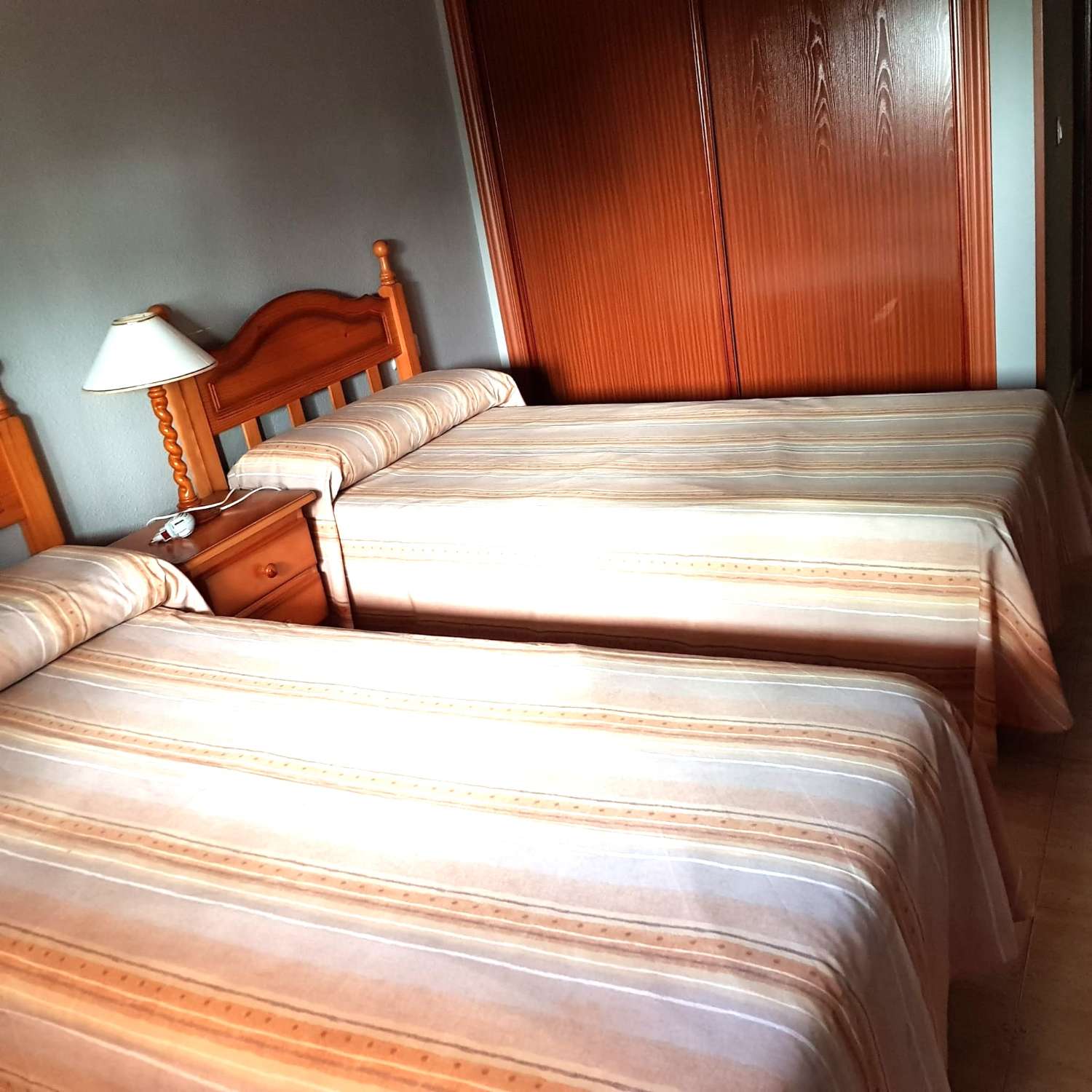 DEMI-SAISON. BEL APPARTEMENT AU REZ-DE-CHAUSSÉE À LOUER DU 01/09/25- 30/06/26 À BENALMADENA COSTA