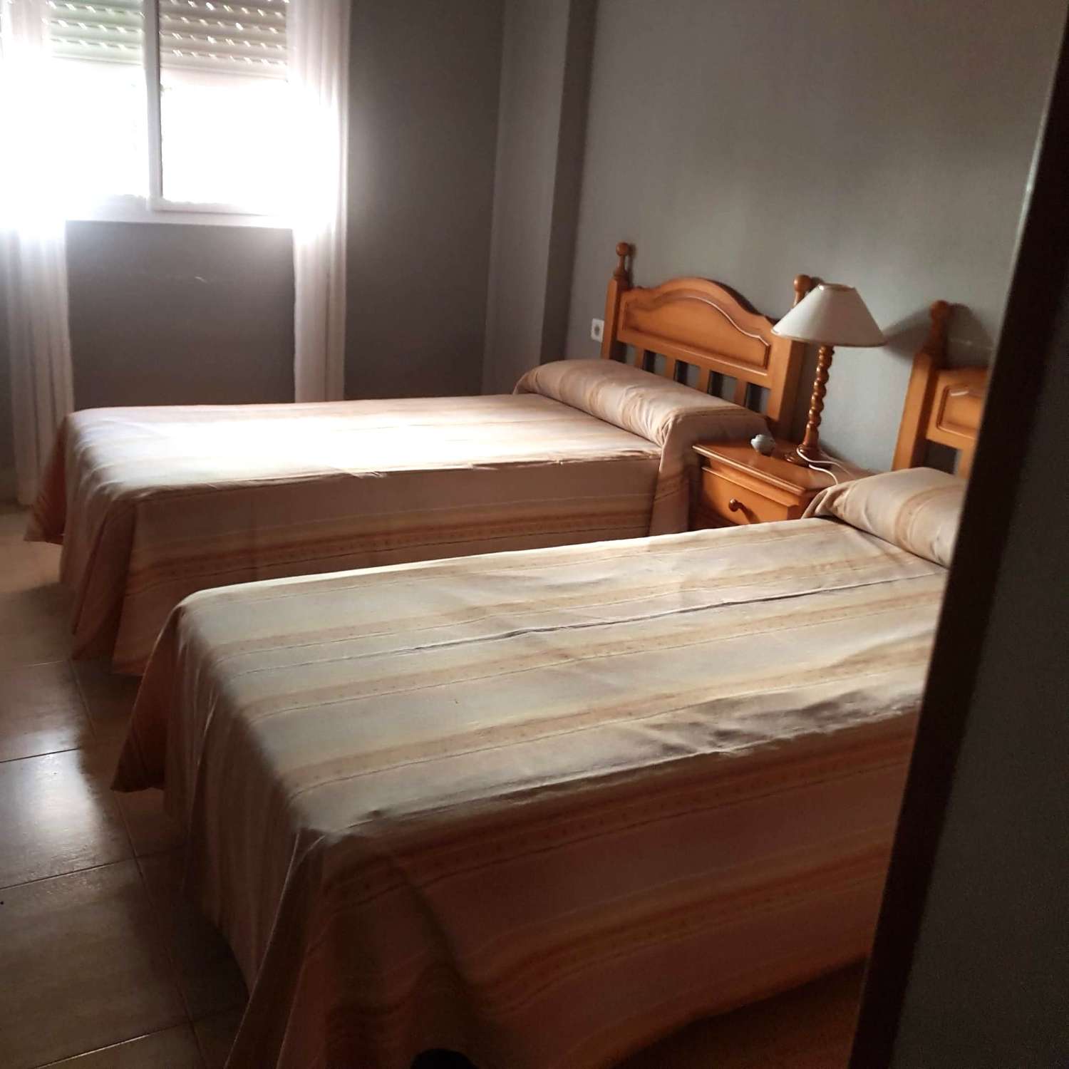 DEMI-SAISON. BEL APPARTEMENT AU REZ-DE-CHAUSSÉE À LOUER DU 01/09/25- 30/06/26 À BENALMADENA COSTA
