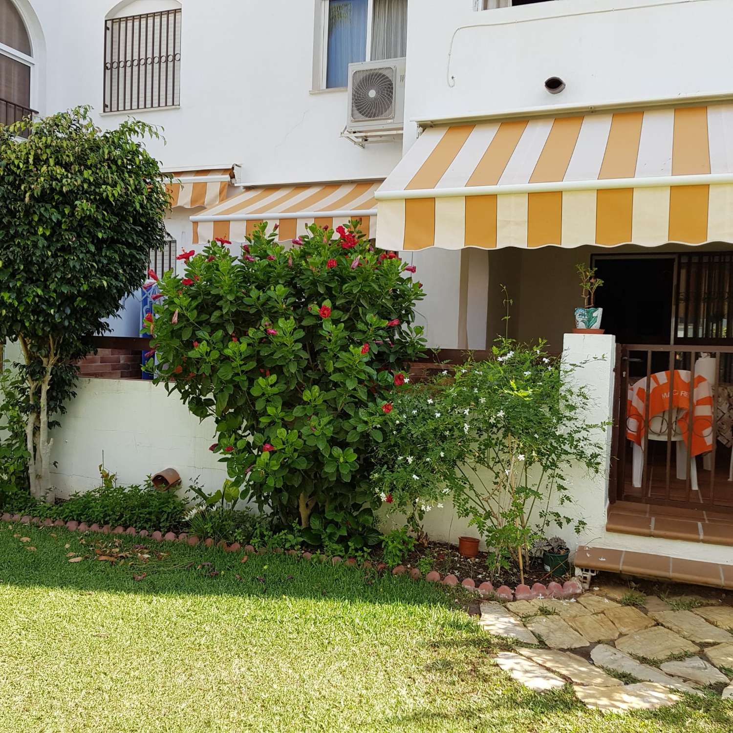 DEMI-SAISON. BEL APPARTEMENT AU REZ-DE-CHAUSSÉE À LOUER DU 01/09/25- 30/06/26 À BENALMADENA COSTA