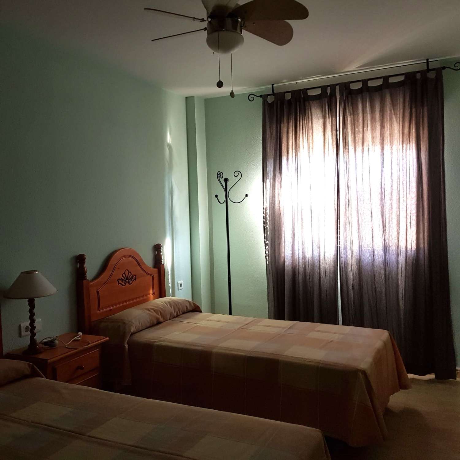 DEMI-SAISON. BEL APPARTEMENT AU REZ-DE-CHAUSSÉE À LOUER DU 01/09/25- 30/06/26 À BENALMADENA COSTA