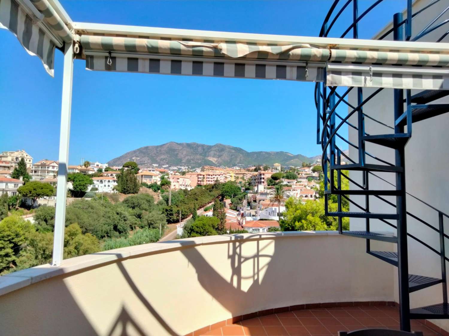 SCHÖNE WOHNUNG ZU VERMIETEN HALBZEIT VOM 01/09/2025 - 30/06/2026 IN TORREBLANCA DEL SOL (FUENGIROLA)