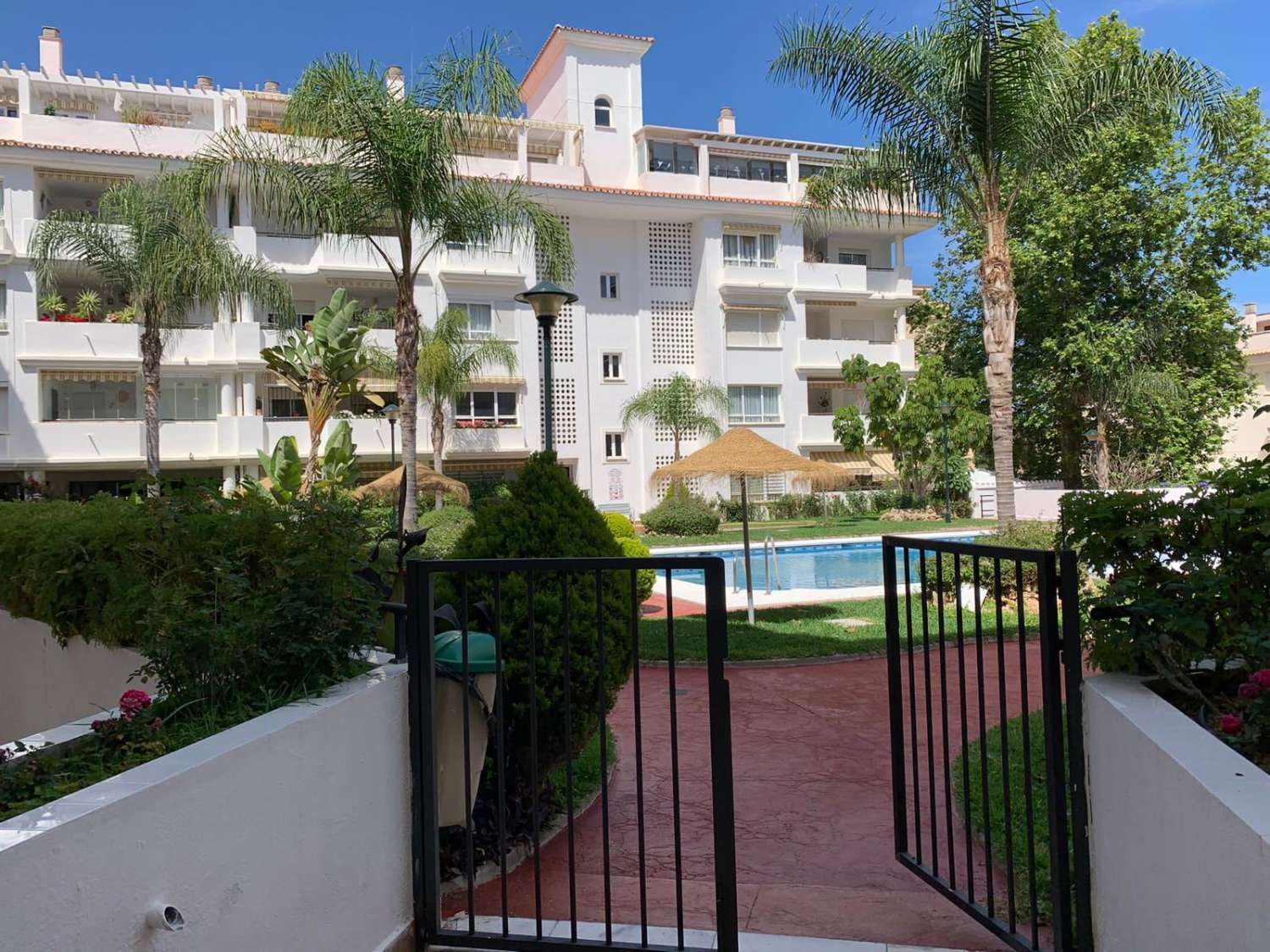 TE HUUR VAN 1-3-30-6-26 EN VAN 1-9-30-6-27 MOOI APPARTEMENT AAN 2ND LINE BEACH IN LA CARIHUELA (TORREMOLINOS)