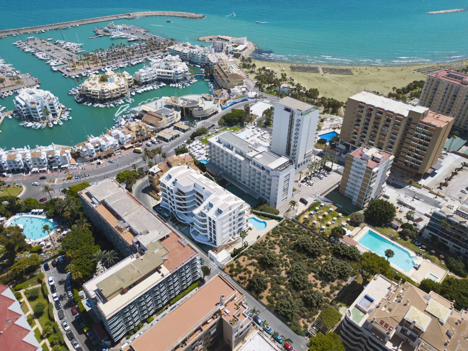 NYBYGD PENTHOUSE MED SPEKTAKULÆR HAVUTSIKT TIL SALGS I BENALMADENA COSTA