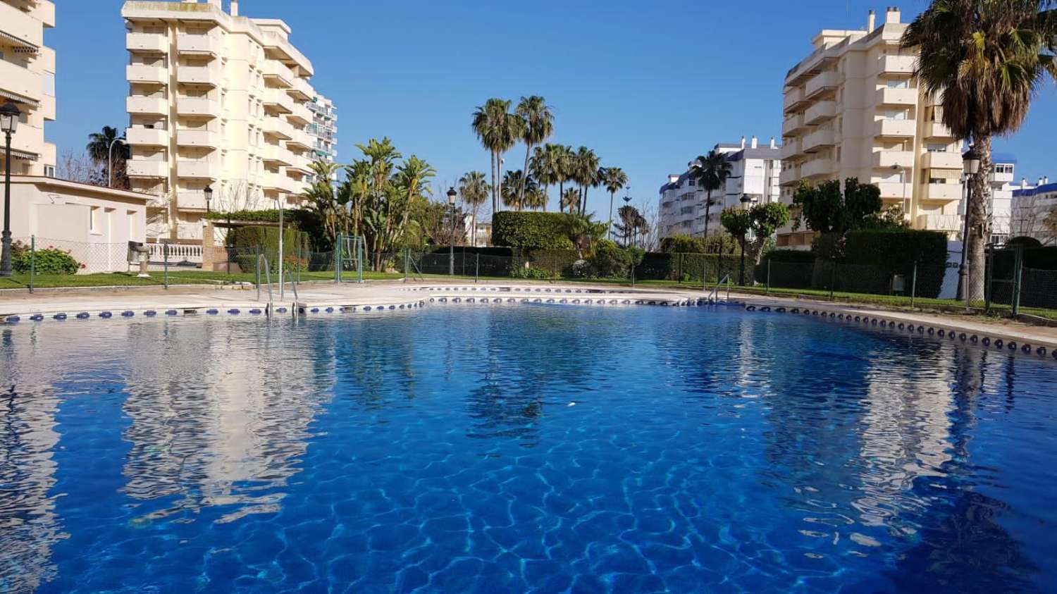 HALV SÆSON. TIL LEJE FRA 01.09.2025-30.06.2026 SMUK PENTHOUSE MED HAVUDSIGT I BENALMADENA