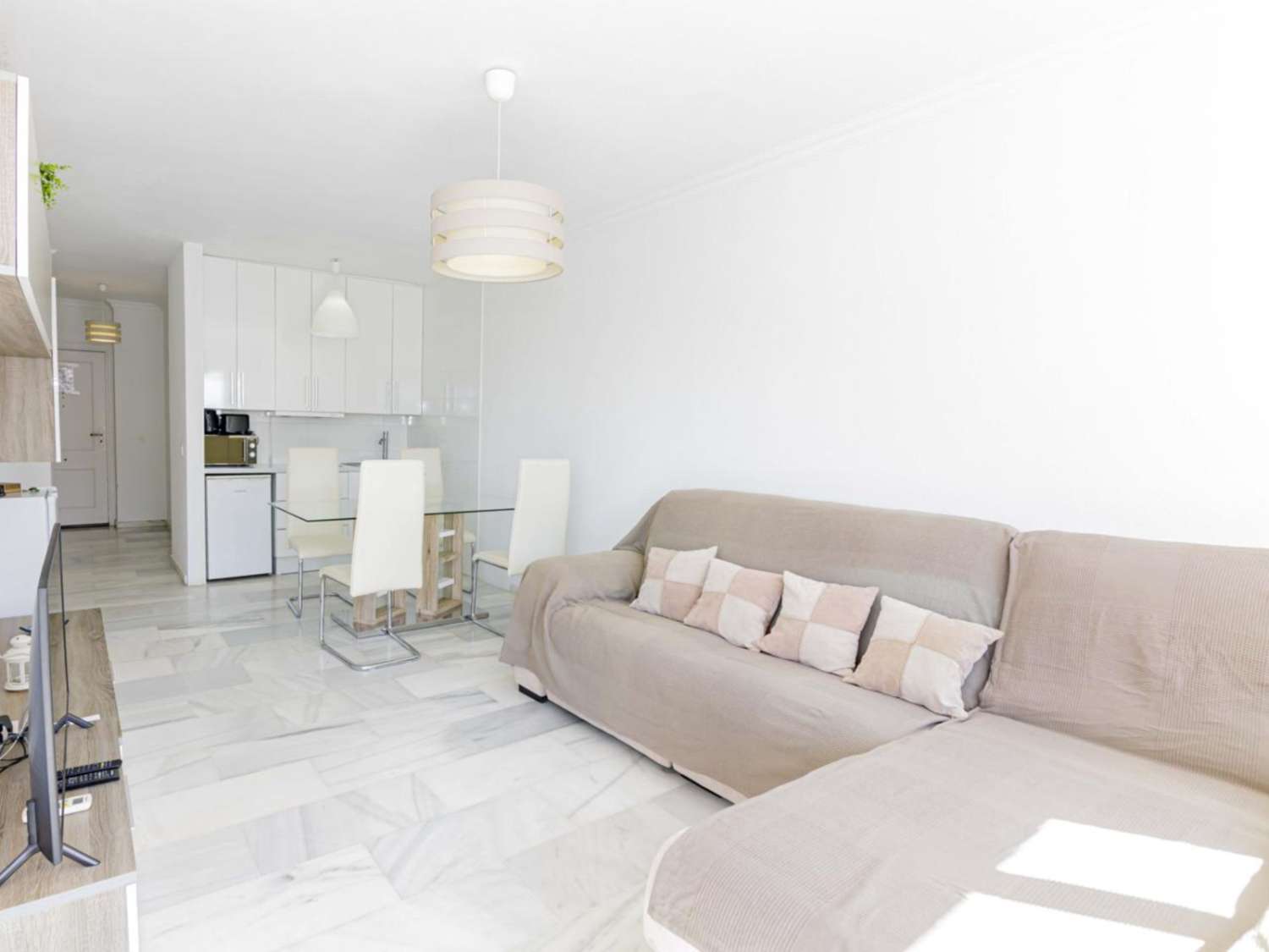 HALBE SAISON. ZU VERMIETEN VOM 1.12.25-30.4.2026 SCHÖNE WOHNUNG MIT TEILWEISEM MEERBLICK IN PUERTO MARINA (BENALMADENA)