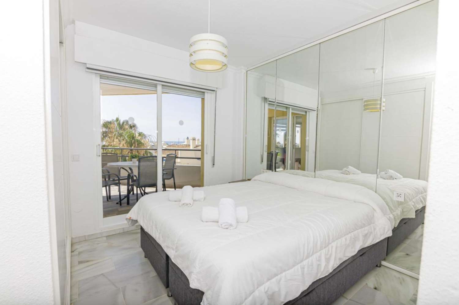 HALBE SAISON. ZU VERMIETEN VOM 1.12.25-30.4.2026 SCHÖNE WOHNUNG MIT TEILWEISEM MEERBLICK IN PUERTO MARINA (BENALMADENA)