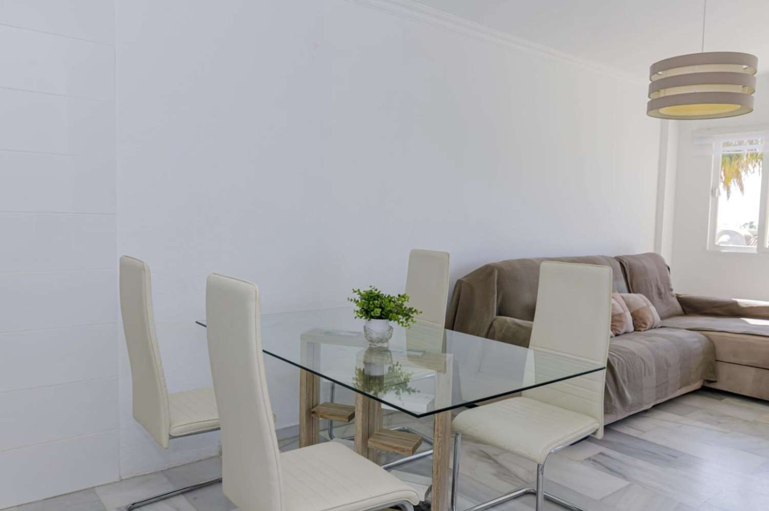 HALBE SAISON. ZU VERMIETEN VOM 1.12.25-30.4.2026 SCHÖNE WOHNUNG MIT TEILWEISEM MEERBLICK IN PUERTO MARINA (BENALMADENA)