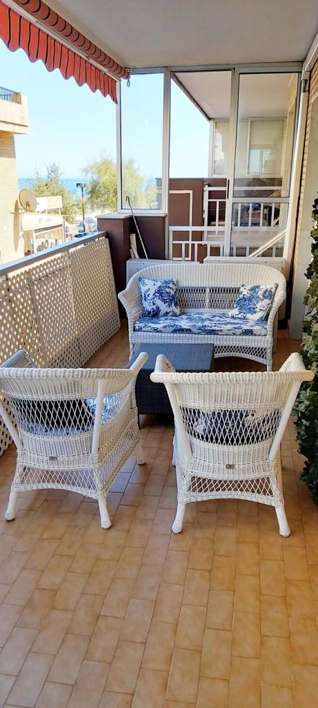 Se alquila MEDIA TEMPORADA  desde 1.9.25-30.6.26 magnifico apartamento en 1a linea de playa en Fuengirola.